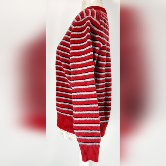 2 Uniqlo Lambswool v-neck sweaters - Picture 10 of 16